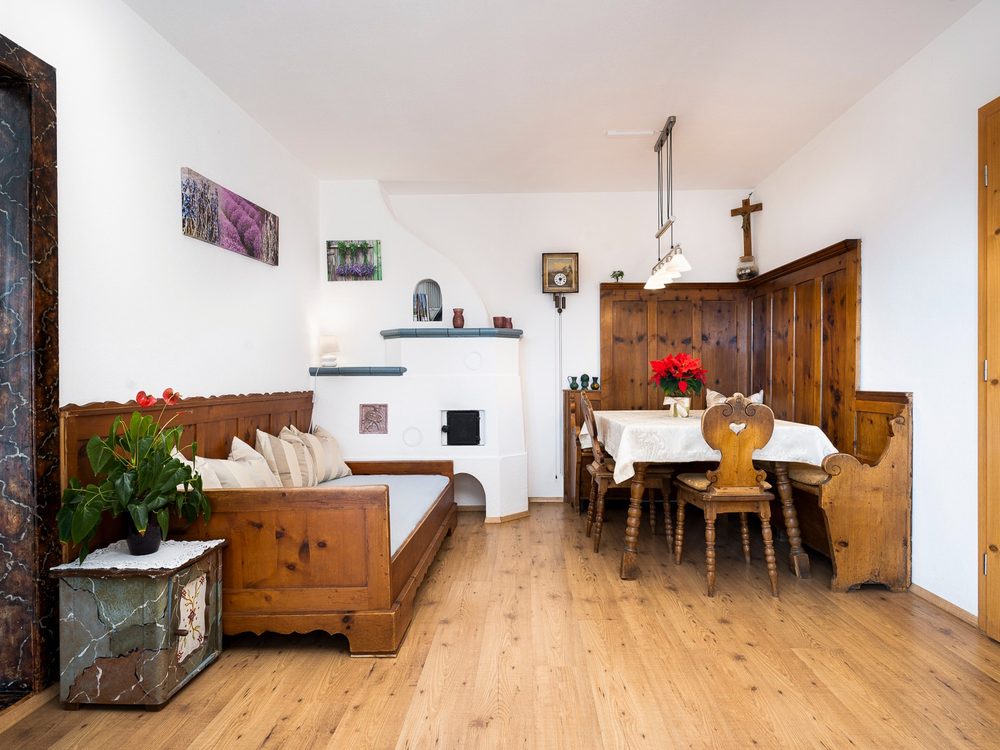 Dasselbe Zimmer, professionell fotografiert, hell und einladend