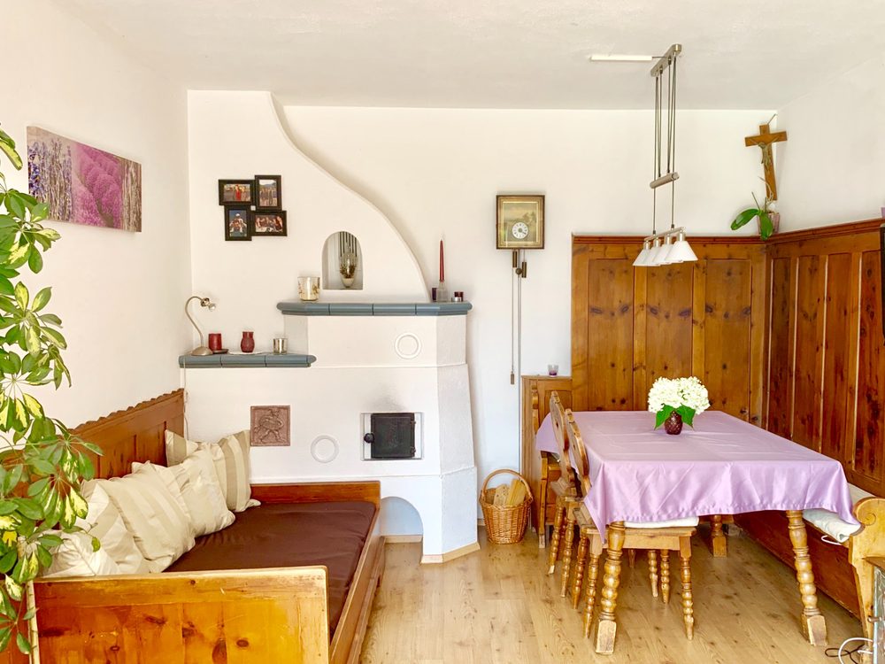 Zimmer als schneller Schnappschuss, dunkel und unaufgeräumt